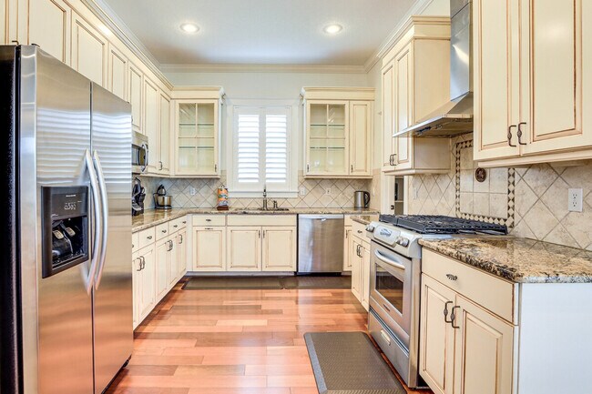 Building Photo - 166 21st Ave N