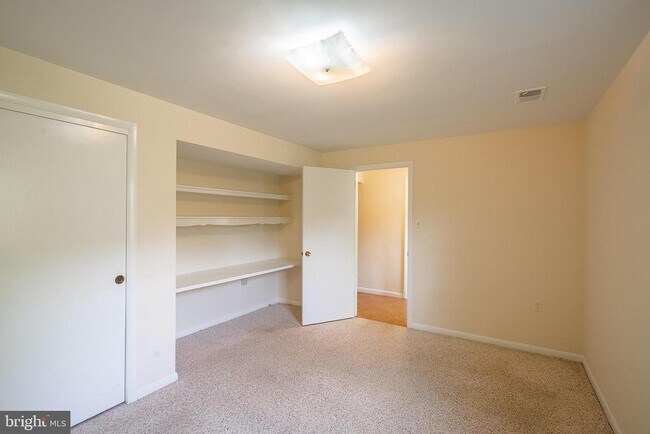 Building Photo - 6608 Fairlawn Dr