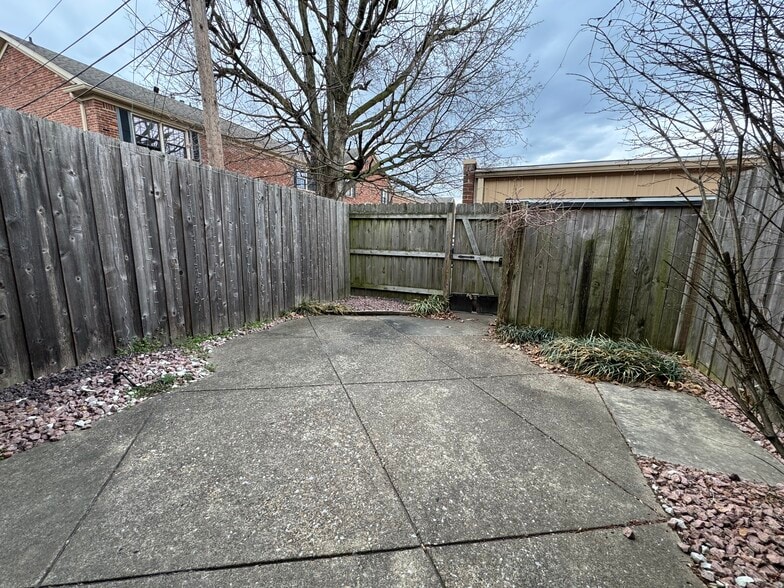 Building Photo - 5015 Hampton Ct