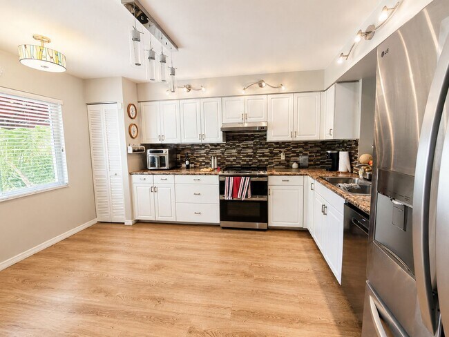 Building Photo - FOR RENT – STUNNING 2 BEDROOM / 2 BATH CONDO IN BRADENTON
