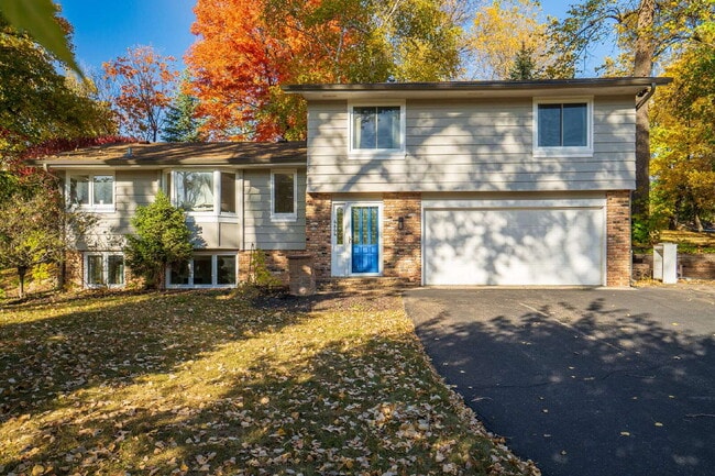 Building Photo - Lake Minnetonka 3-Bedroom Modernized Home ...