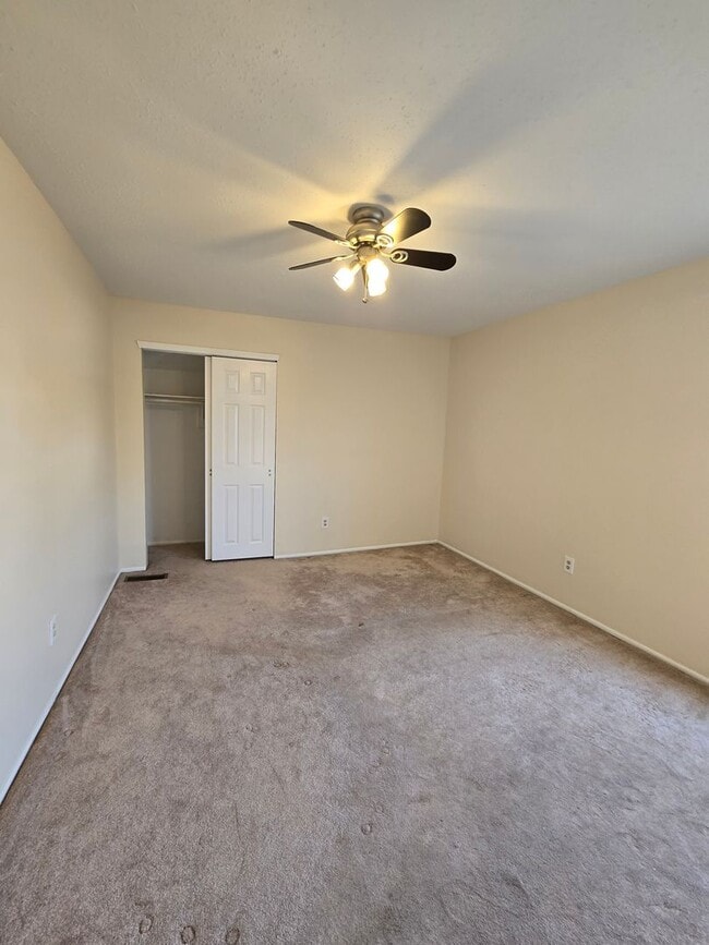 Building Photo - Spacious, freshly painted end-unit townhou...