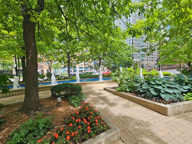 Building Photo - 400 N La Salle Dr
