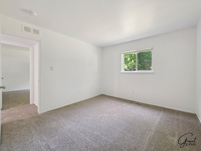 Building Photo - $1450 3 bedroom ranch