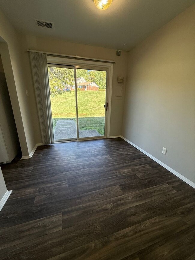 Building Photo - 4805 Lakeside Dr
