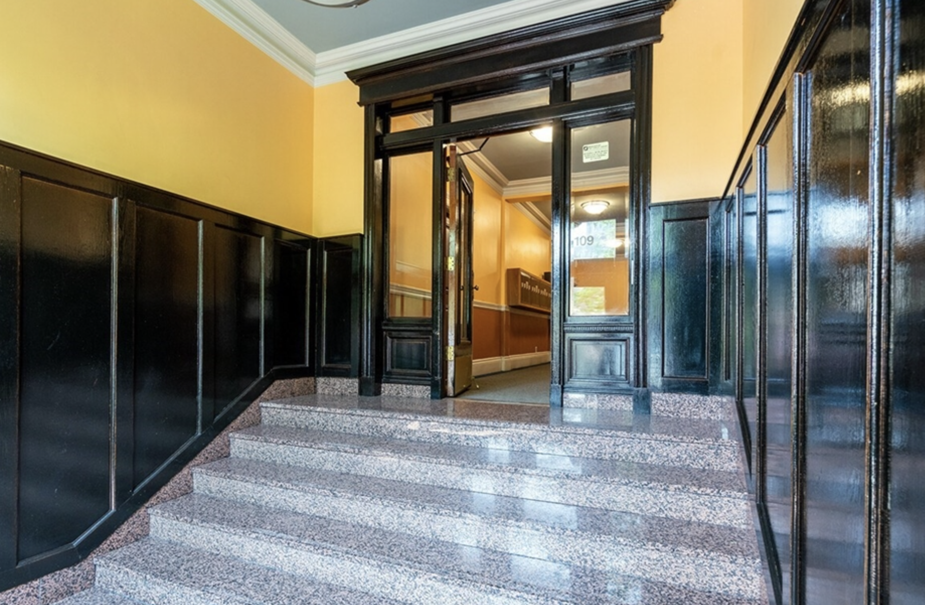 Building Photo - 109 Queensberry St