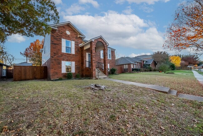 Building Photo - 2301 Summit Dr