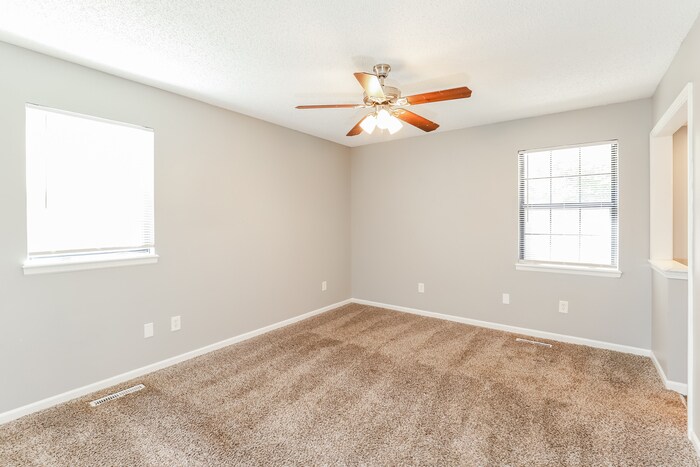 Building Photo - 1504 Manor Cir