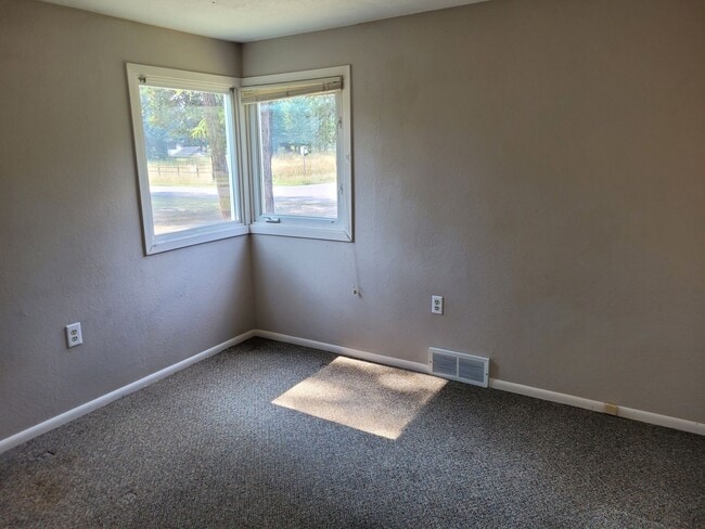 Building Photo - Great 3 bedroom, 2 bath home