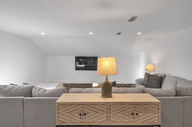 Building Photo - Furnished Beach Rental Paradise