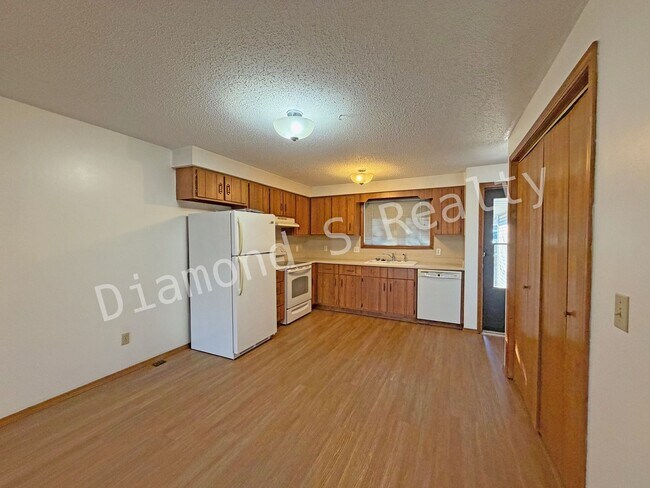 Building Photo - 2335 W Farm Rd 164