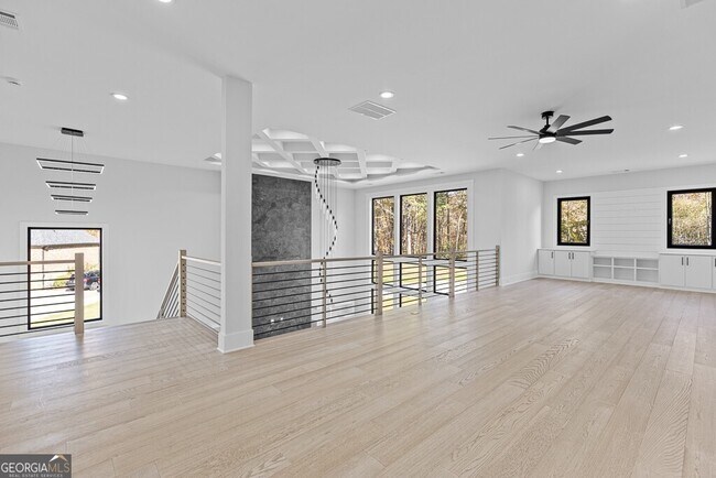 Building Photo - 555 Versailles Dr