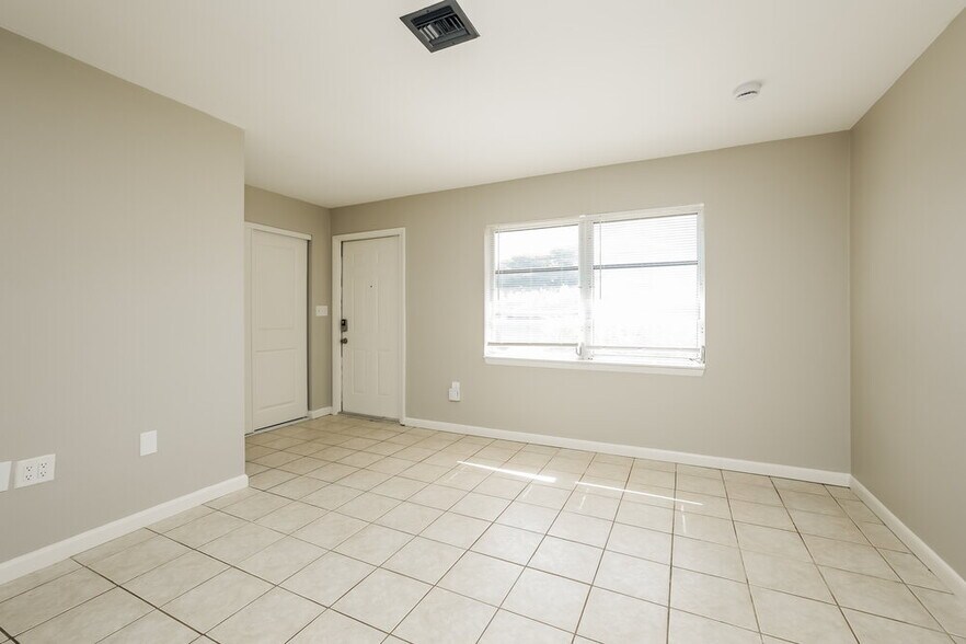 Building Photo - 8910 Cypress Lake Dr