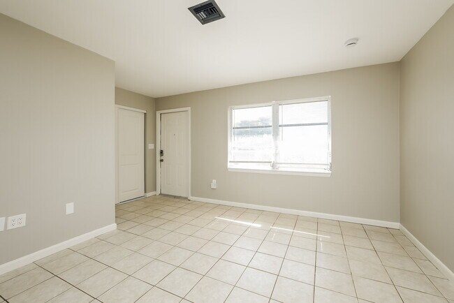 Building Photo - 8910 Cypress Lake Dr