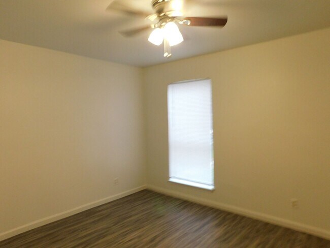 Building Photo - GCC Properties I LP Management Acct2 (1002 Fieldwood Dr)