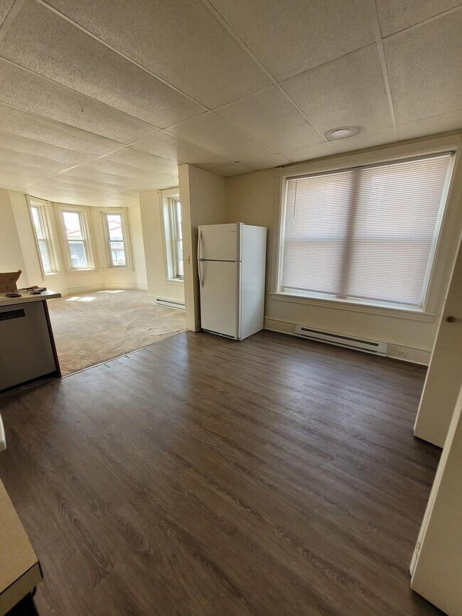 Building Photo - 135 W Main Street