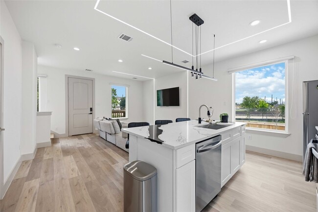 Building Photo - 1907 Hailey St