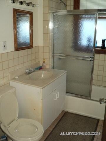 Building Photo - 36 Linden St