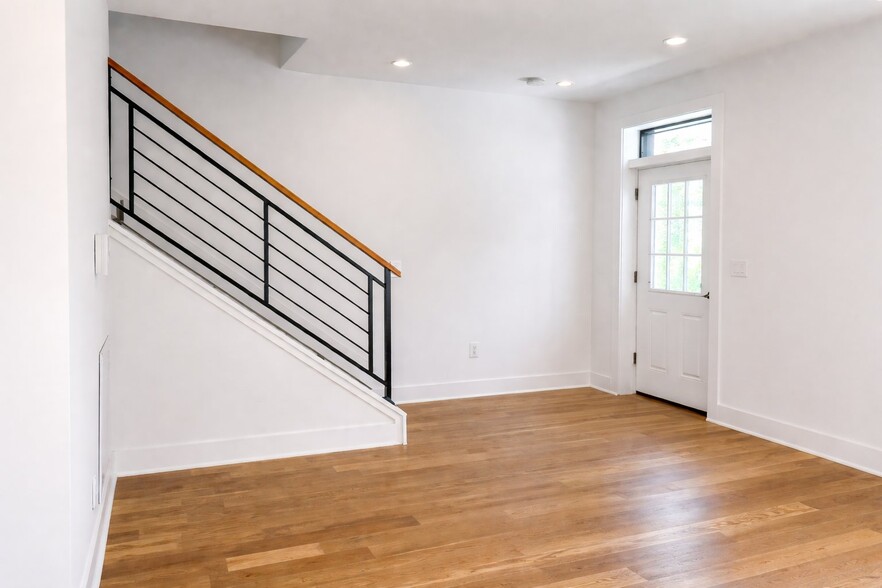 Building Photo - 727 Quebec Pl NW