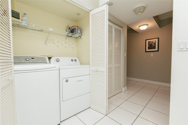 Building Photo - 8855 Collins Ave
