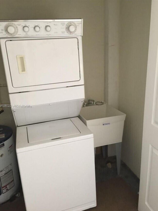 Building Photo - 5425 NE 1st Ave.