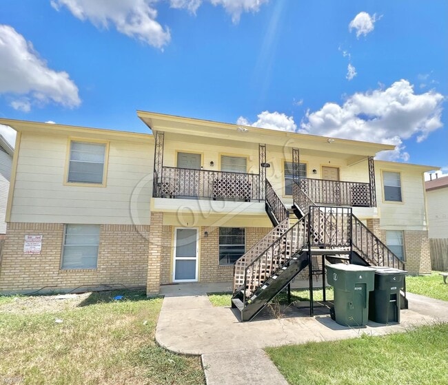 Primary Photo - 2 br, 1 bath 4plex - 4805 Rainbow Cir Unit 1