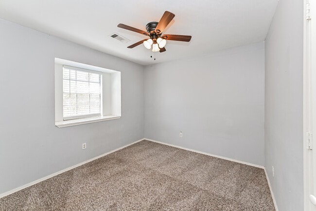 Building Photo - 7126 Kings Dr