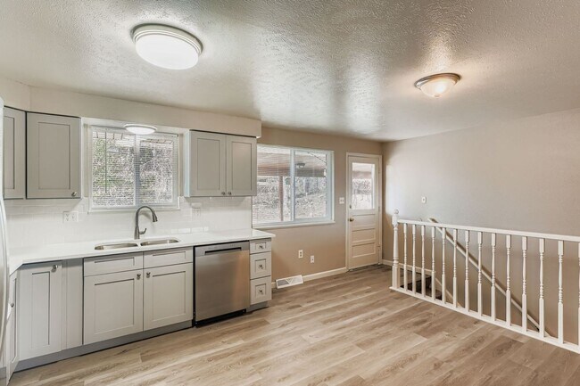 Building Photo - Beautifully Remodeled 3-Bedroom Ranch in Quiet West Arvada Neighborhood