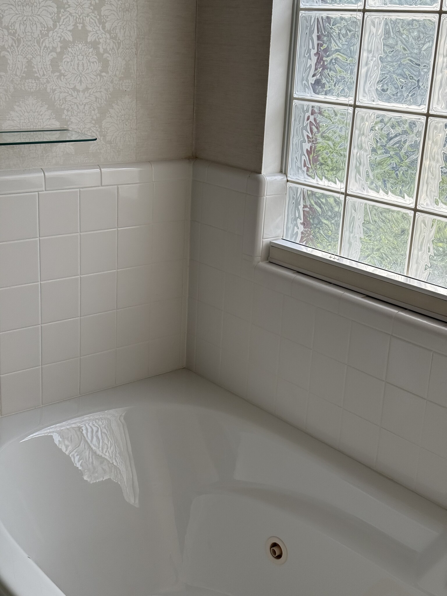 Tub and Shower in Master Bedroom - 4325 Prescott Ct