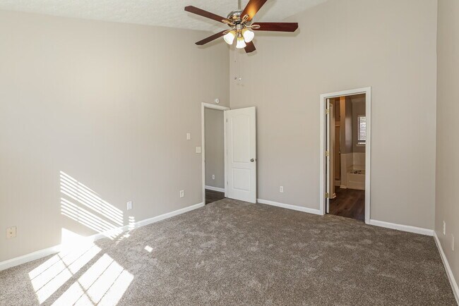 Building Photo - 587 Rosewood Cir