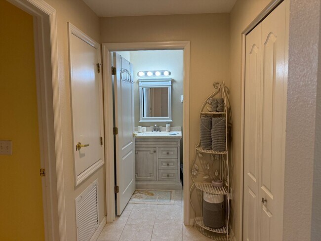 Building Photo - Lakeview 2 Bedroom 2 Bath Condo on Golf Co...