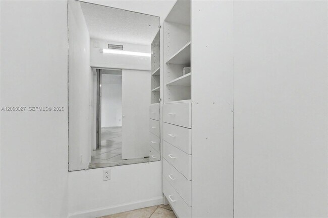 Building Photo - 500 Bayview Dr