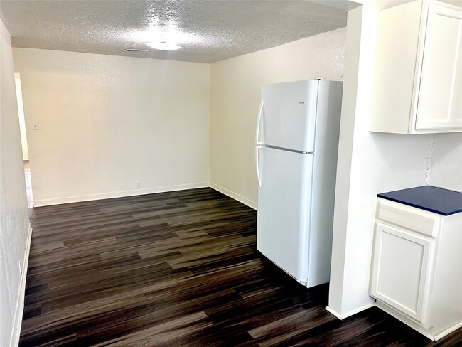 Building Photo - 1005 Avenue E 1/2