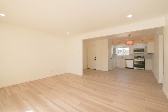 Building Photo - Beautiful 2-bedroom, 1-bathroom townhouse located in the vibrant city of El Paso