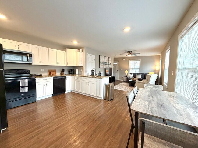 Building Photo - 925 Woody Hills Dr