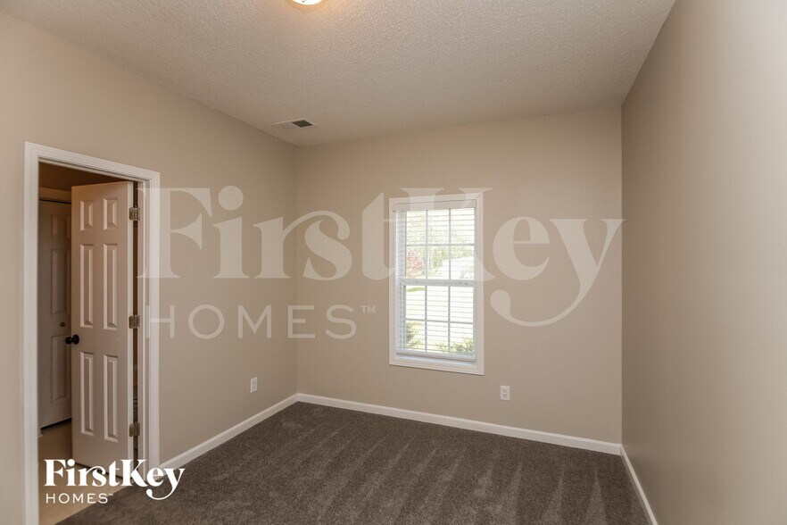 Building Photo - 136 Four Oaks Dr