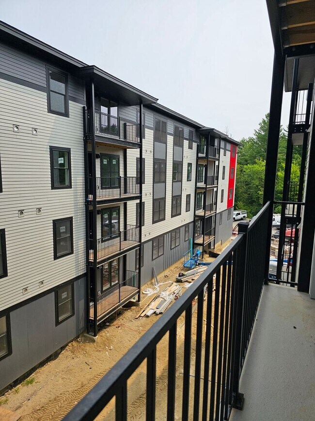 Building Photo - Village at Autumn Pond II: Corner 2 Bedroom/ 2 Bathroom Apartment with Oversized walk in closet