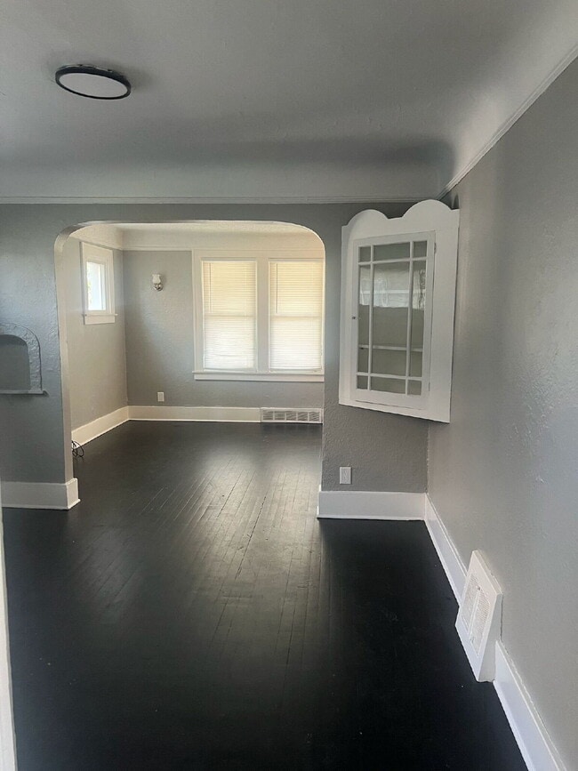 Building Photo - 7543 Lozier Ave