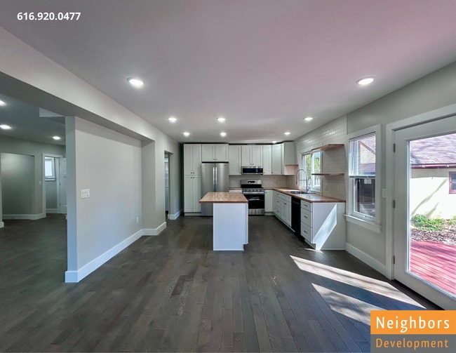 Building Photo - 2390 Crestview Dr SW