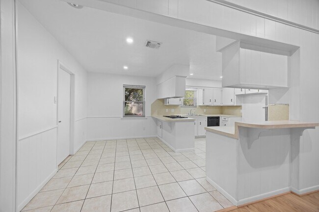 Building Photo - 25 Little John Ln