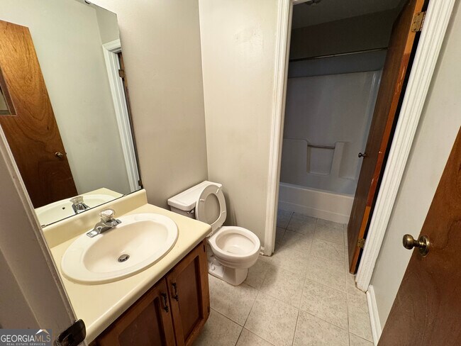 Building Photo - 415 Admiral's Walk Dr