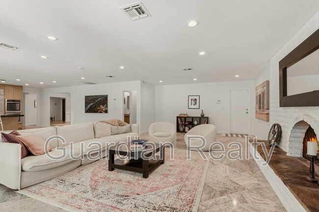 Building Photo - 3007 La Mesa Dr