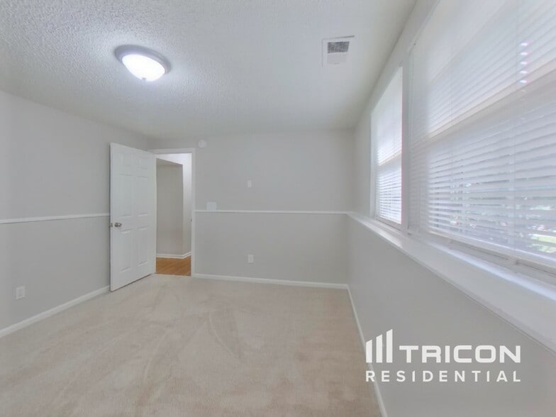 Building Photo - 2305 Valleyview Dr