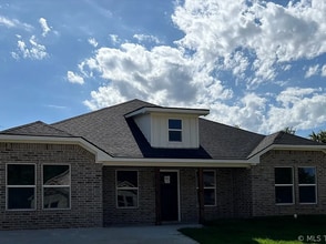 Building Photo - Stunning Home with Large Privacy Fenced Backyard