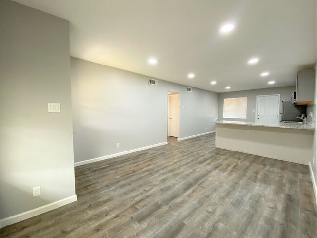 Building Photo - 817 E Bellevue Rd