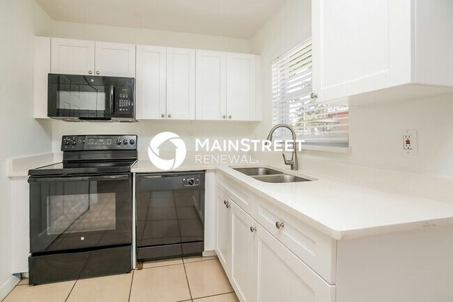 Building Photo - 3 Bedroom Pet-Friendly Home in Fort Myers, FL with Main Street Renewal