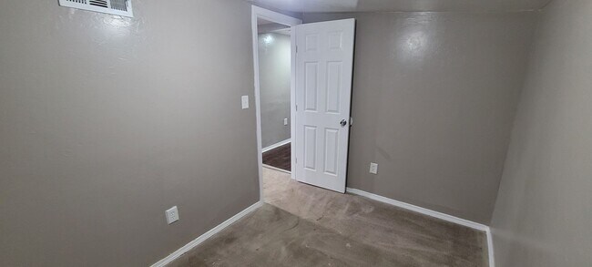 Building Photo - Cute 5 bedroom House