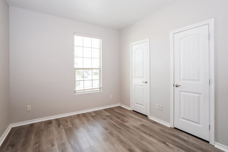 Building Photo - 5126 Meadow Ln