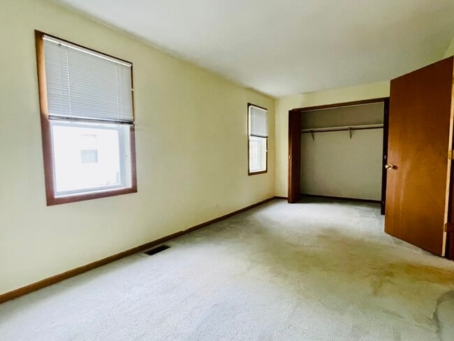 Building Photo - 36936 N Helen Dr