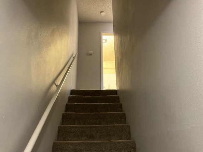 Building Photo - PERFECT COZY NEST